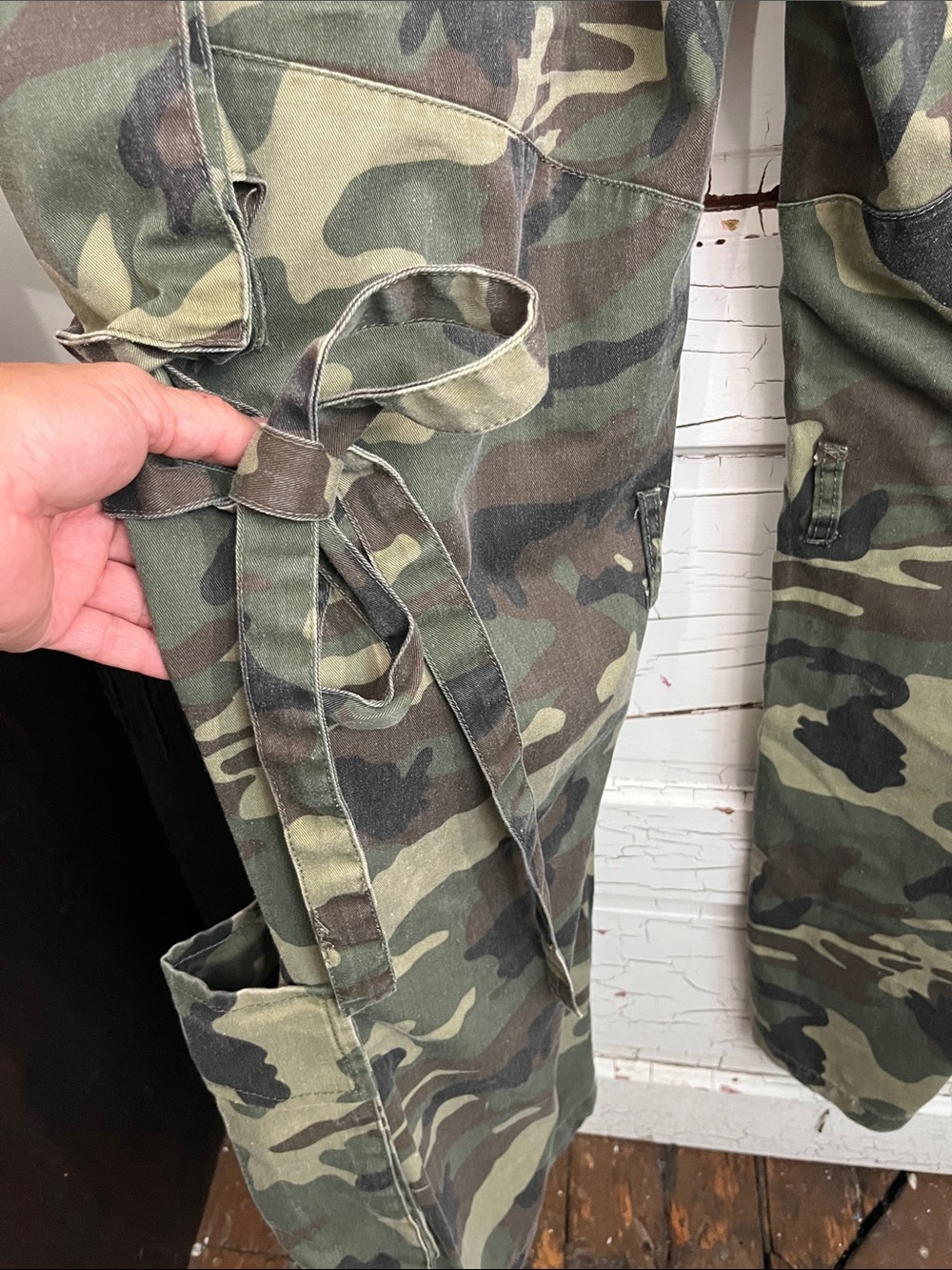NWOT Fashion Nova Green Camo Cargo Utility Pants TIES AT KNEES Sz 1X Polyester - Picture 5 of 5
